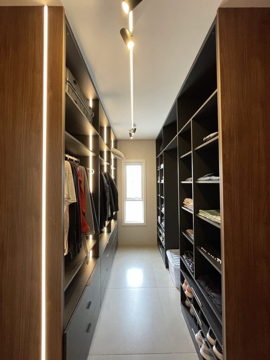 Closet planejado com iluminação em LED embutida